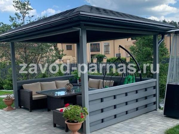 Открытая беседка для дачи с шатровой крышей и низкими экранными стенами
