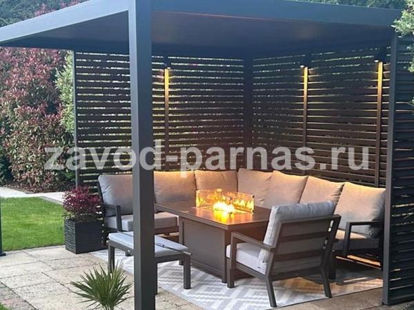 Открытая беседка для дачи с плоской крышей и решётчатыми стенами с подсветкой
