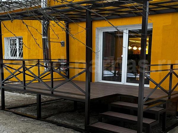 Терраса на металлокаркасе с навесом-перголой и крестовыми перилами