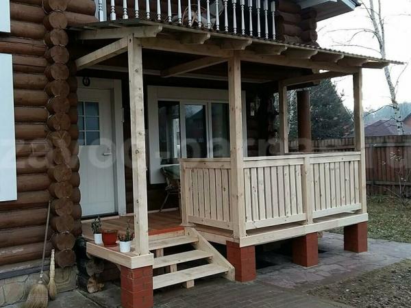 Терраса на кирпичных столбах с деревянным навесом и 